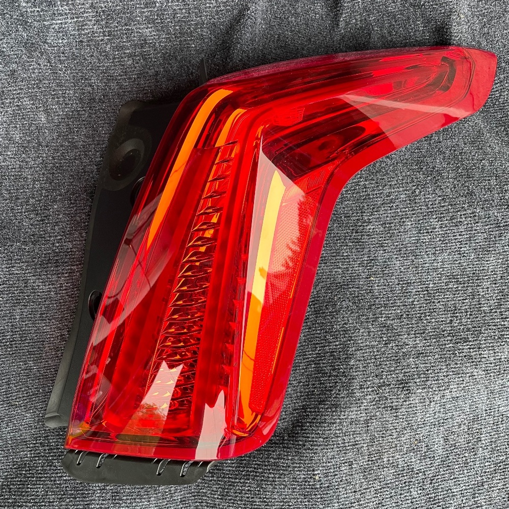 2017-2019 Cadillac XT5 Right Passenger OEM GM taillight tail lamp 84244999